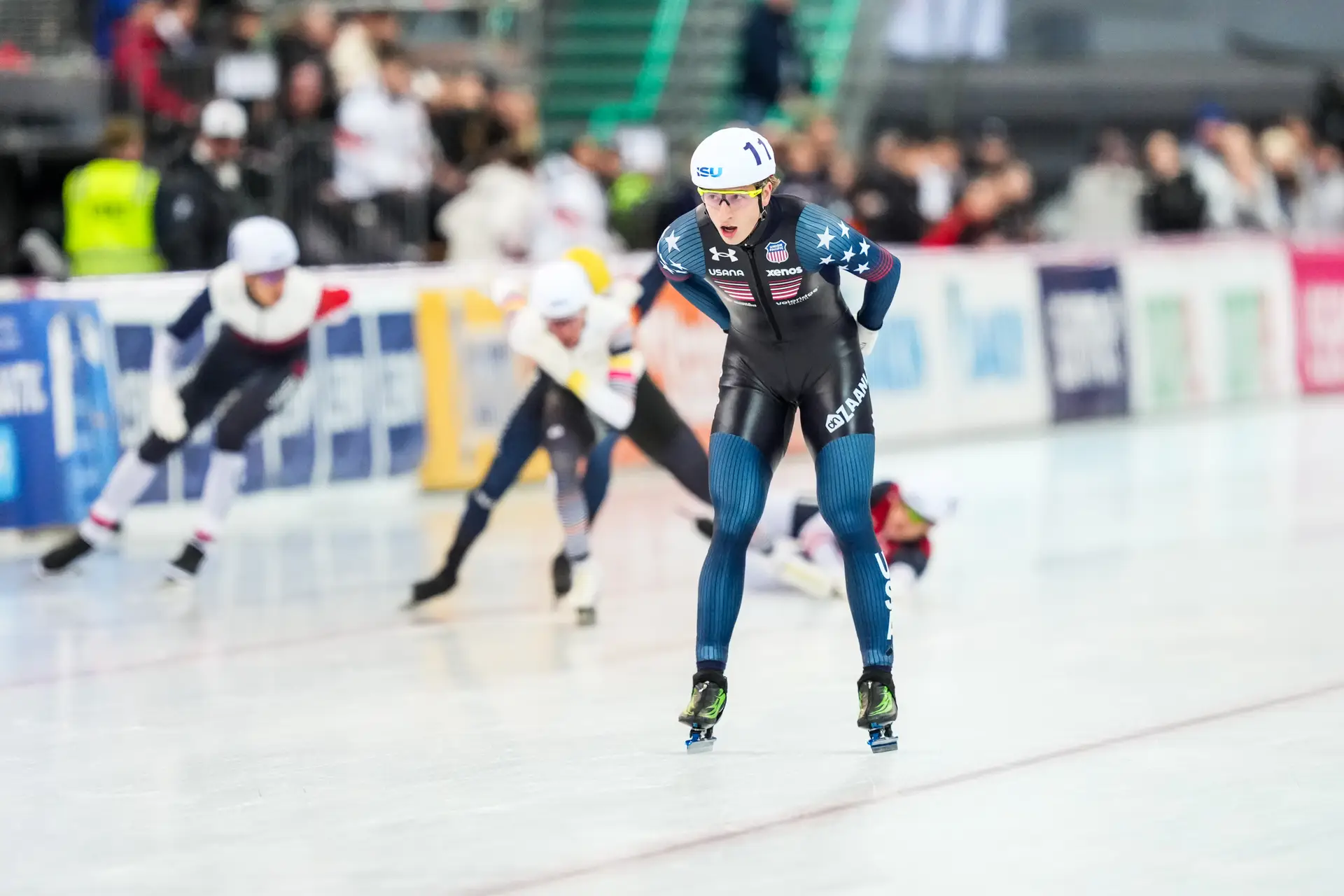 Jordan Stolz wint mass start met handjes op de rug