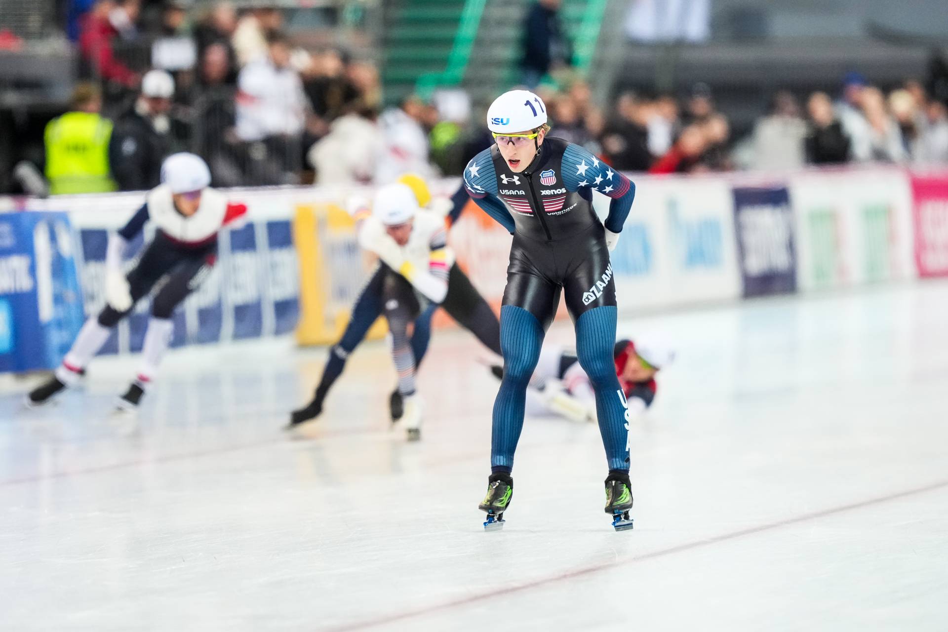 Jordan Stolz wint mass start met handjes op de rug