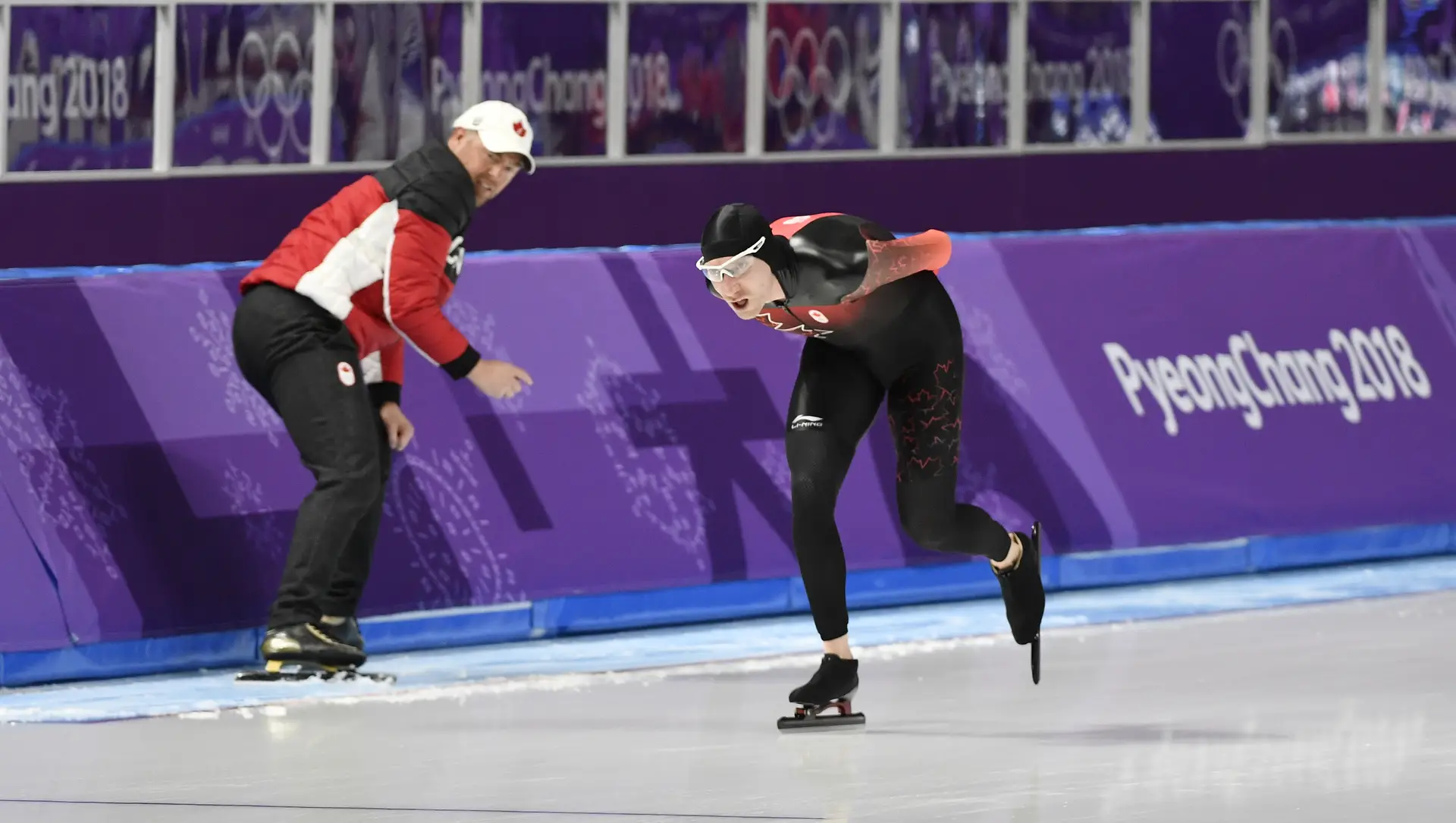 Bart Schouten coacht Ted-Jan Bloemen tijdens de olympische tien kilometer