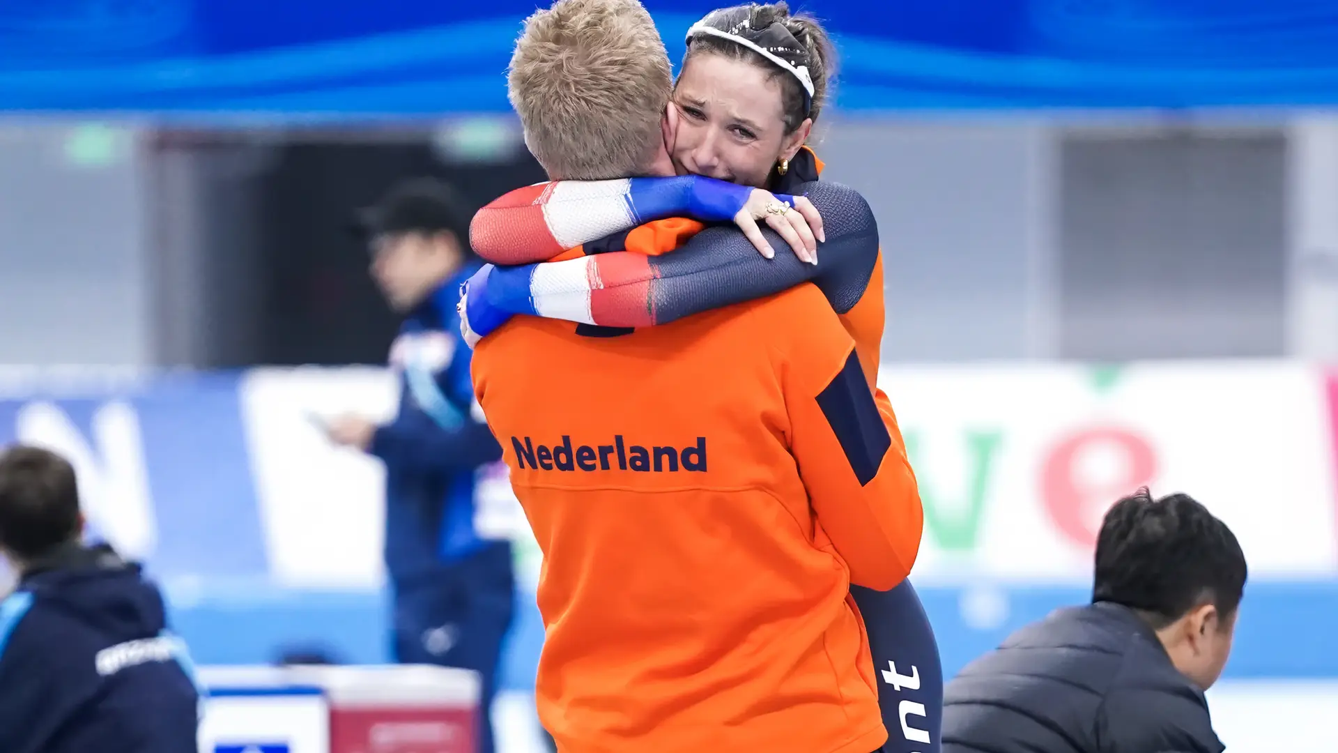 Suzanne Schulting om de nek bij Ben Jongejan