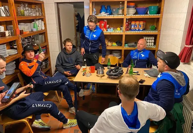 Itzhak de Laat en Jens van ' t Wout op Ameland met Trias Shorttrack