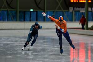 Michiel Wienese passeert zijn tegenstander op de kruising van het WK Masters in Enschede