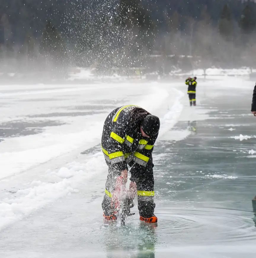 Waterbeheer op het ijs van de Weissensee 2025
