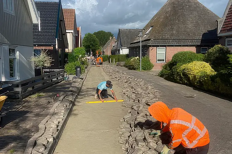 Stratenmakers in Warmenhuizen leggen de klinkers weer beter neer
