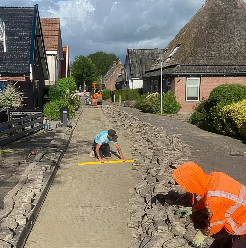 Stratenmakers in Warmenhuizen leggen de klinkers weer beter neer