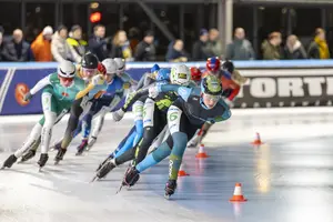 Olin Verhoog van OCRE op kop van het vrouwenpeloton