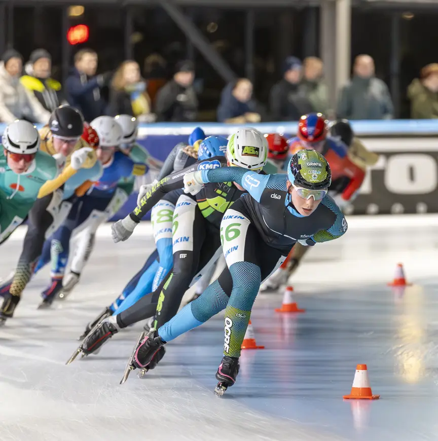 Olin Verhoog van OCRE op kop van het vrouwenpeloton