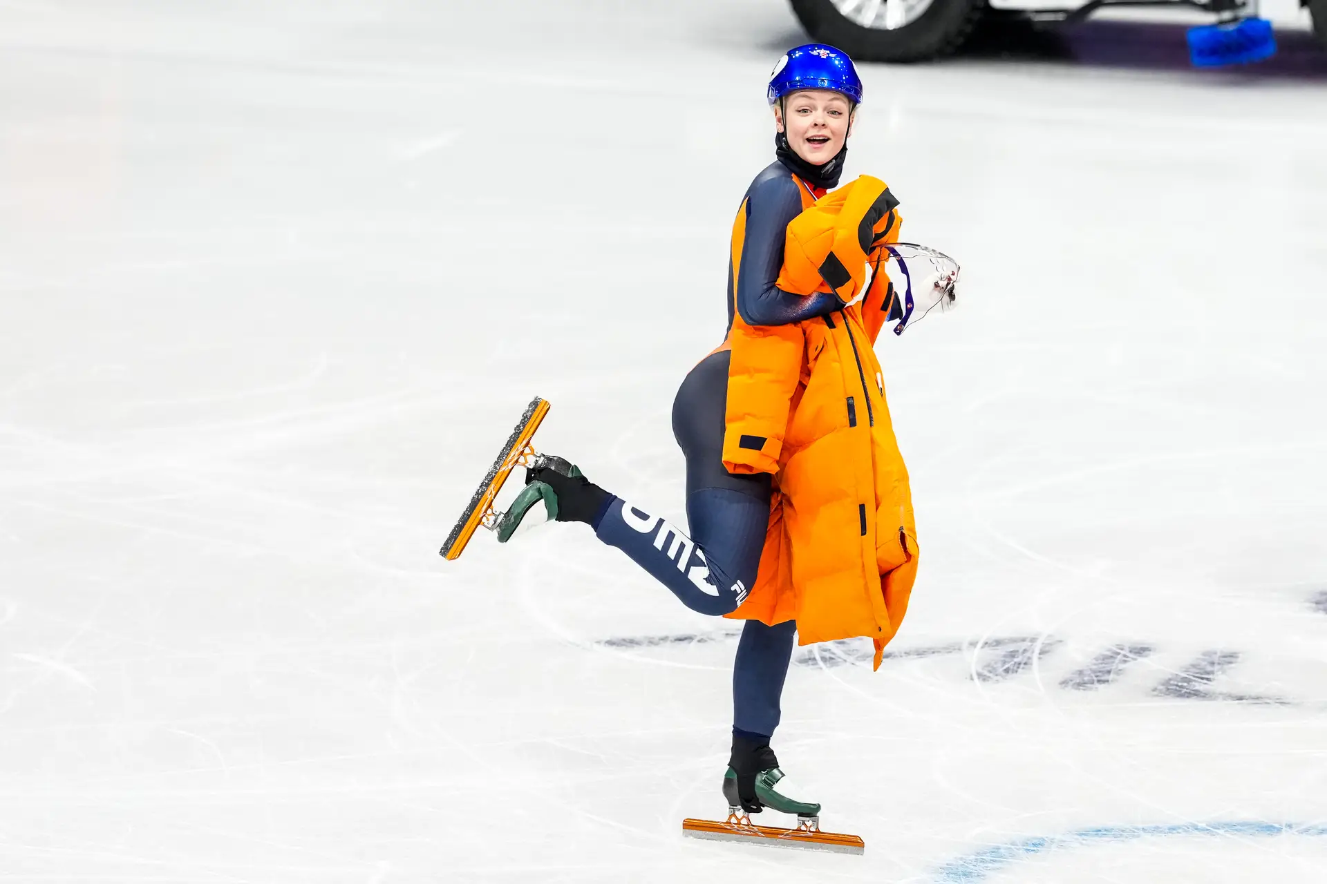 Xandra Velzeboer poseert