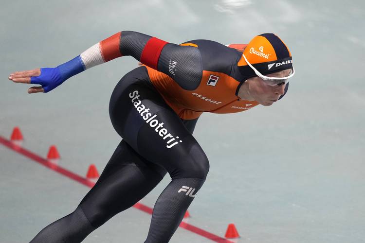 Merijn Scheperkamp op volle vaart door de bocht in Nagano