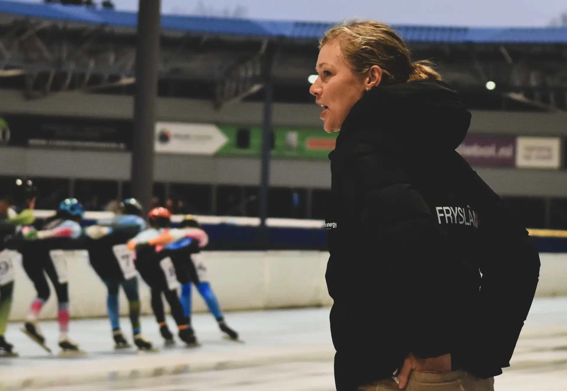 Yvonne Nauta als coach langs de kant tijdens marathonwedstrijd