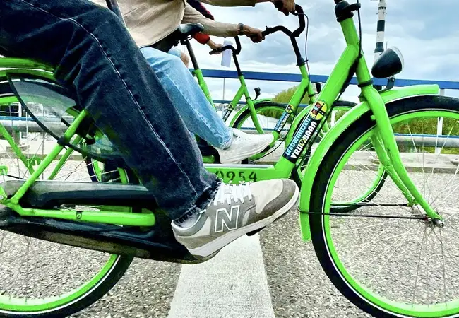Kleine fotofinish tijdens een fietstochtje van AH Zaanlander