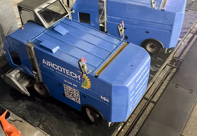 Het wagenpark kreeg een nieuwe dweilmachine (links).