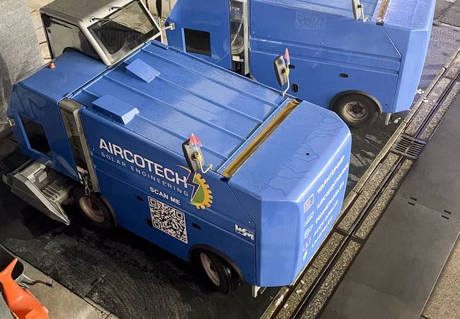 Het wagenpark kreeg een nieuwe dweilmachine (links).