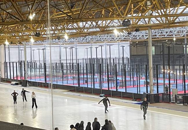 Op het middenterrein van De Uithof liggen nu negen padelbanen, die heel het jaar druk bezet zijn.