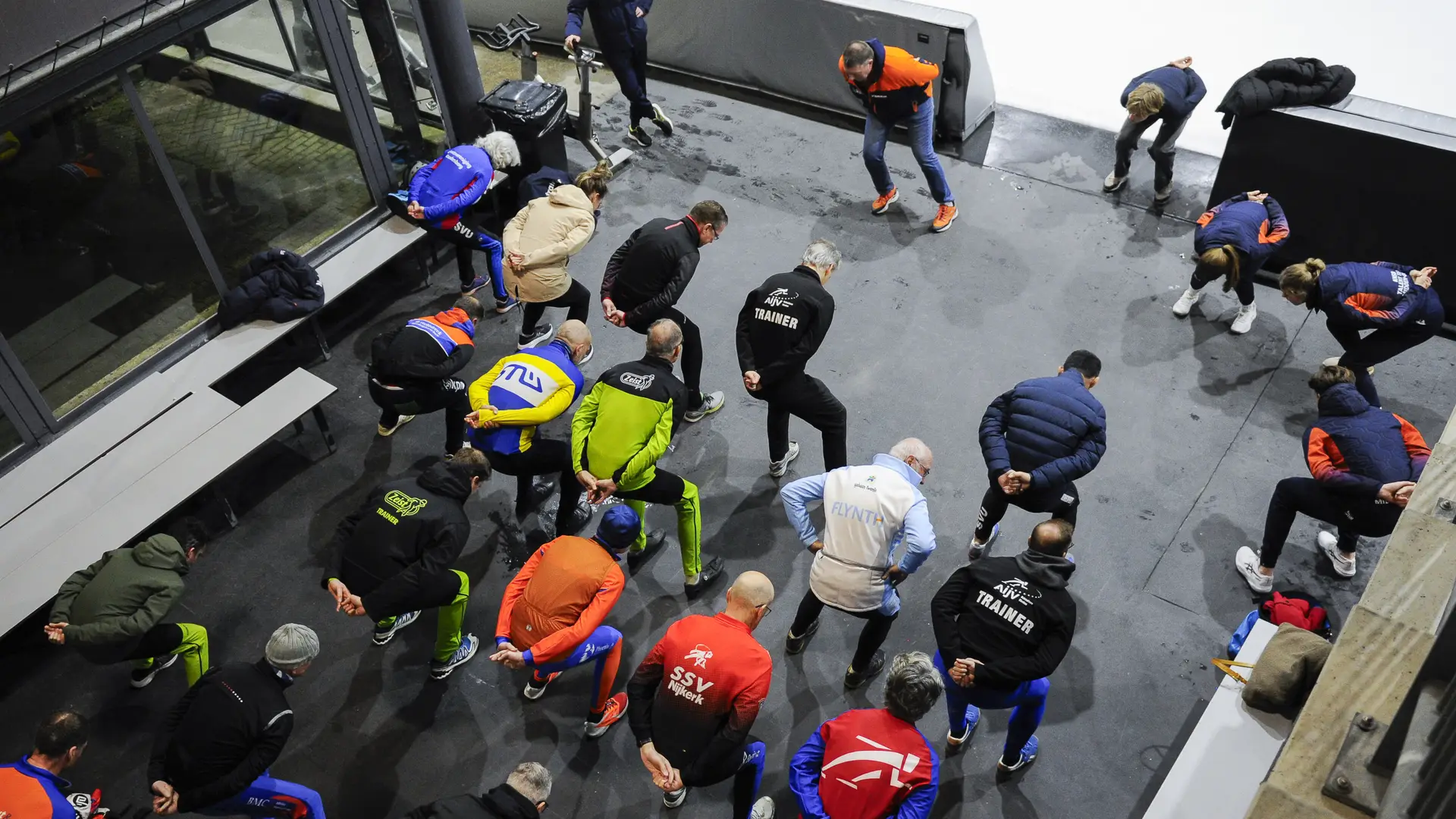 Jan Coopmans geeft in Utrecht workshop schaatstechniek aan clubtrainers.