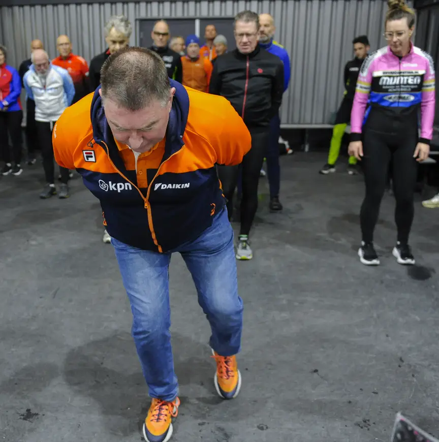 Jan Coopmans geeft in Utrecht workshop schaatstechniek aan clubtrainers.
