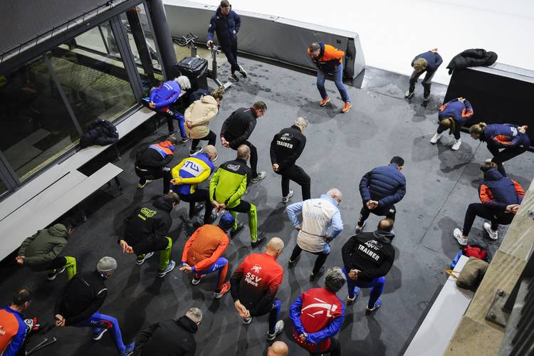 Jan Coopmans geeft in Utrecht workshop schaatstechniek aan clubtrainers.