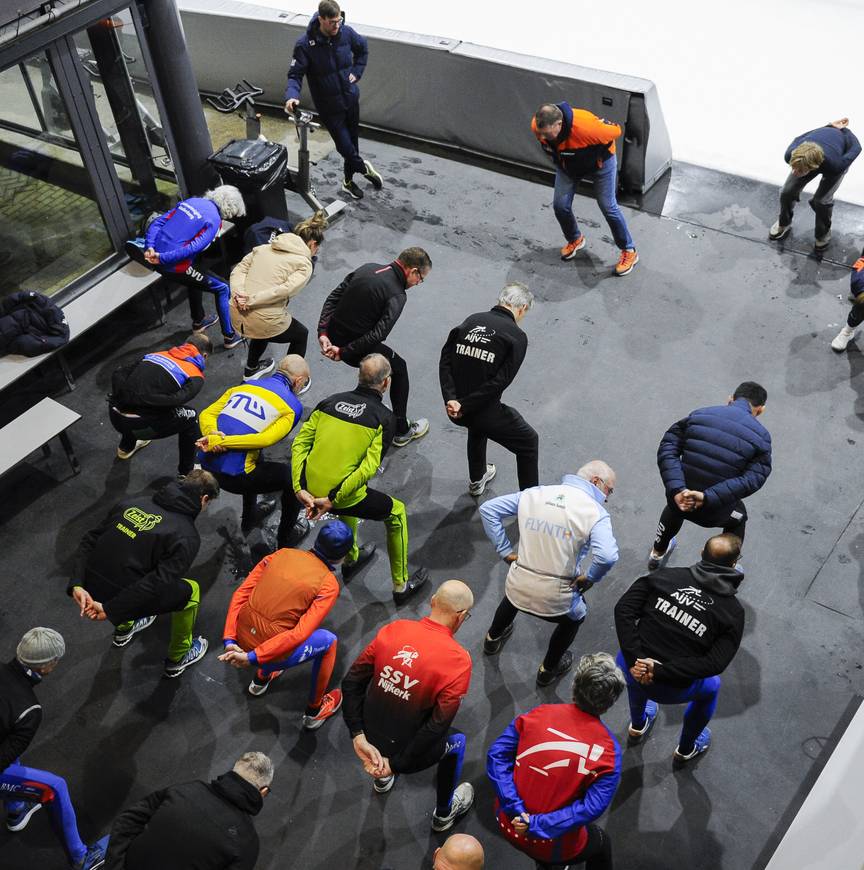 Jan Coopmans geeft in Utrecht workshop schaatstechniek aan clubtrainers.
