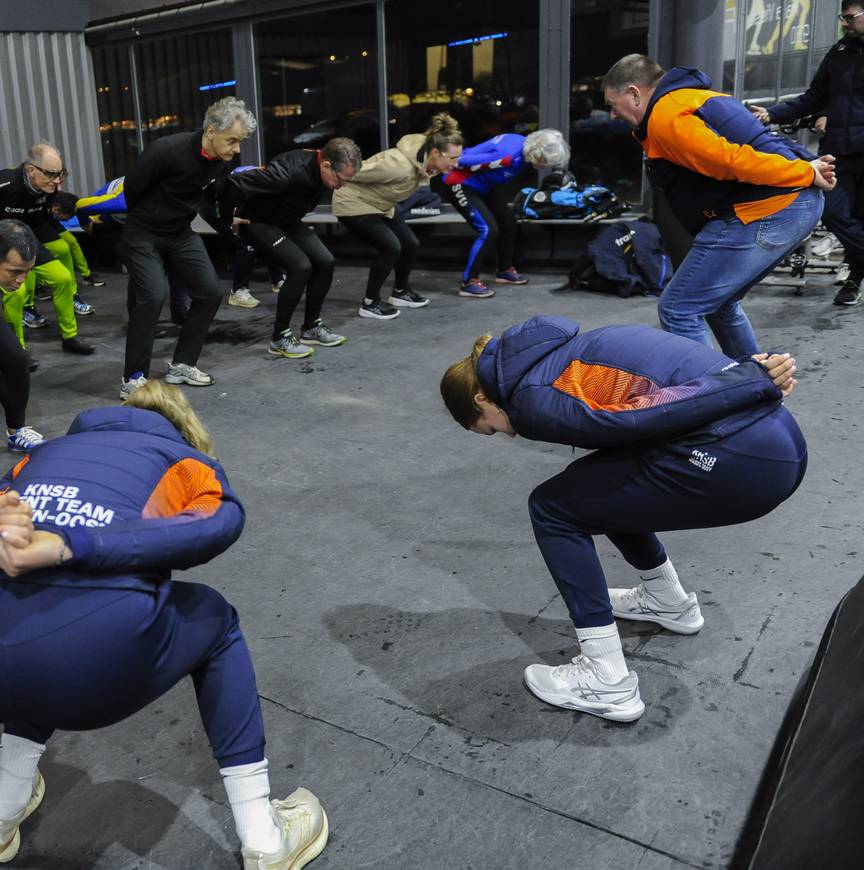 Clubtrainers volgen in Utrecht workshop schaatstechniek bij Jan Coopmans