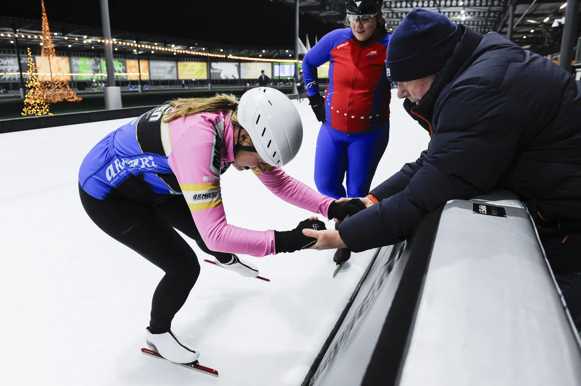 Jan Coopmans geeft in Utrecht workshop schaatstechniek aan clubtrainers.