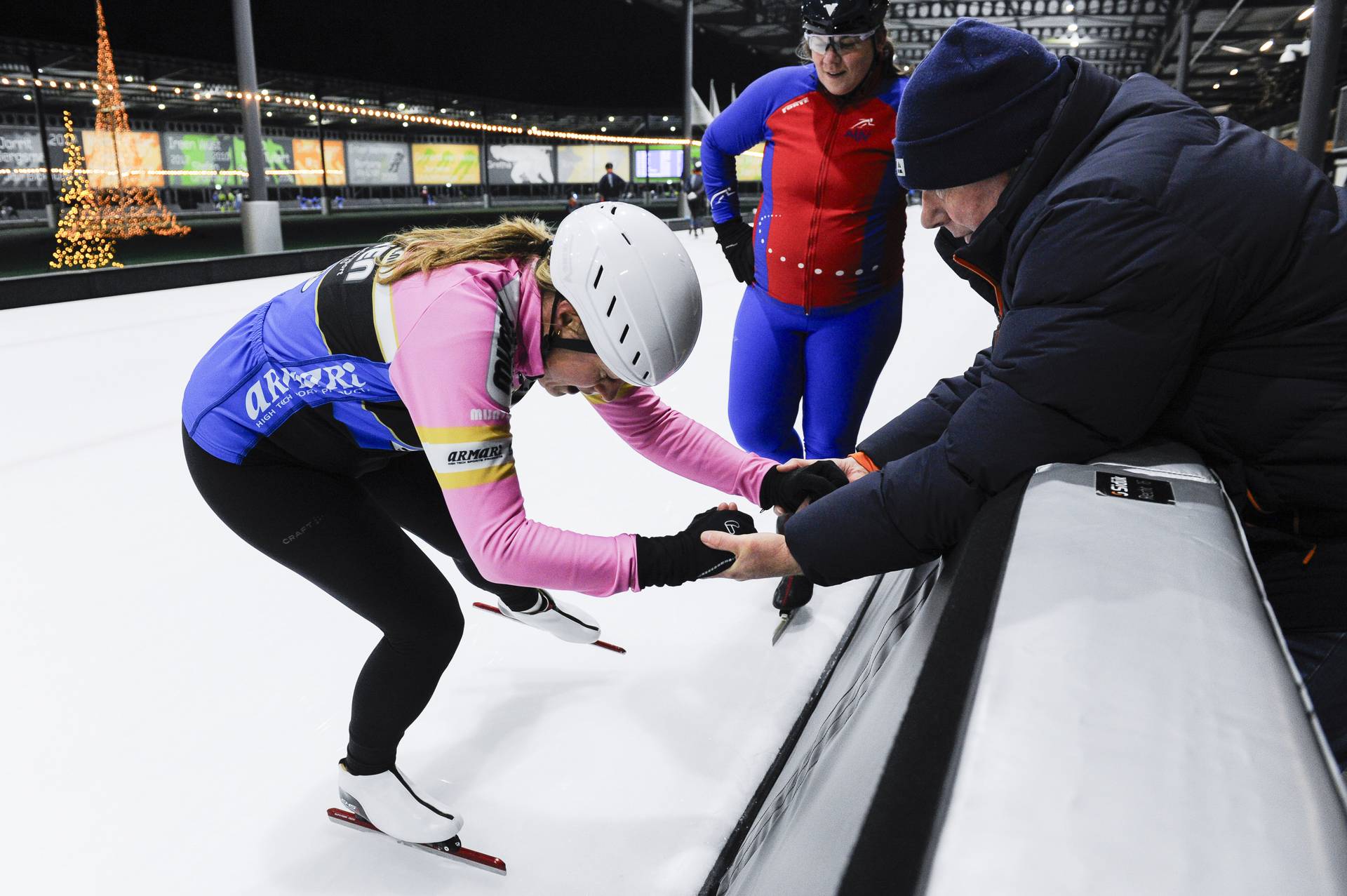 Jan Coopmans geeft in Utrecht workshop schaatstechniek aan clubtrainers.