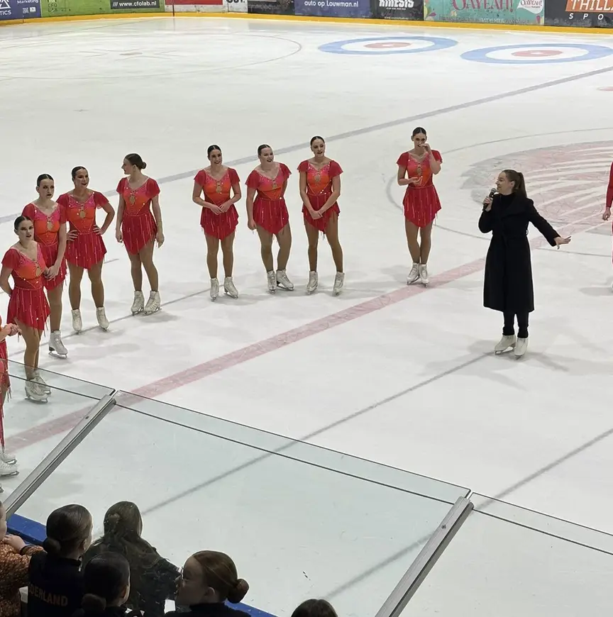 Feline van Kempen spreekt haar team toe.