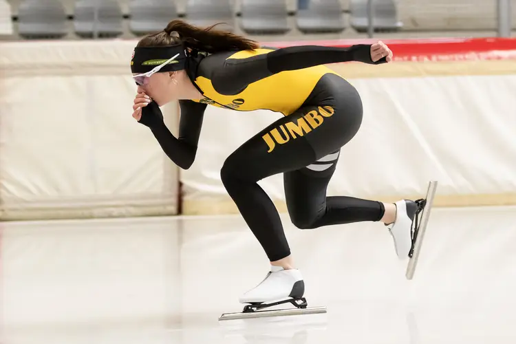 Selma Poutsma schaatst in de kleuren van Jumbo