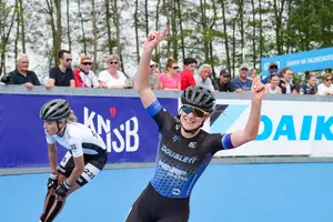 Lianne van Loon winnend bij het Daikin NK Inlineskaten 2024