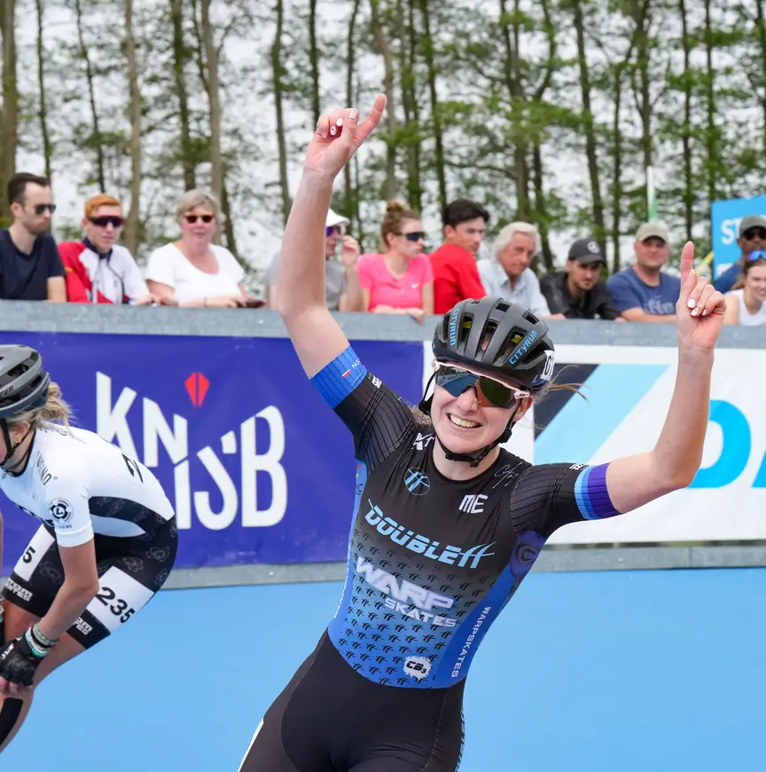 Lianne van Loon winnend bij het Daikin NK Inlineskaten 2024