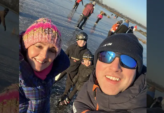 Ingo, Marieke en hun kinderen op het ijs