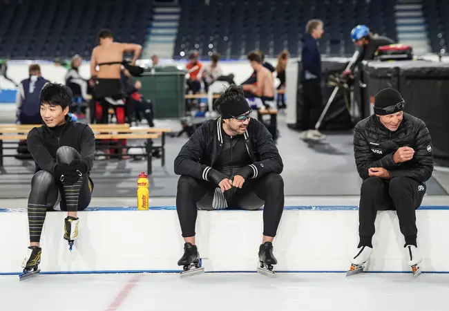Kosta Poltavets grapt met Kai Verbij