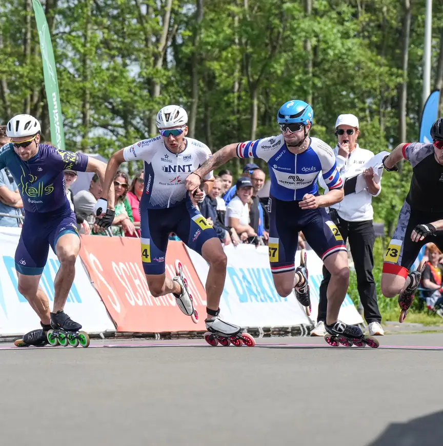 Vijf rijders starten aan de race tijdens het Daikin NK Inlineskaten in Rotterdam