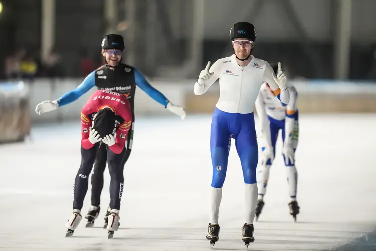 Mats Stoltenborg wint de Boerenkool en Worst marathon in Hoorn