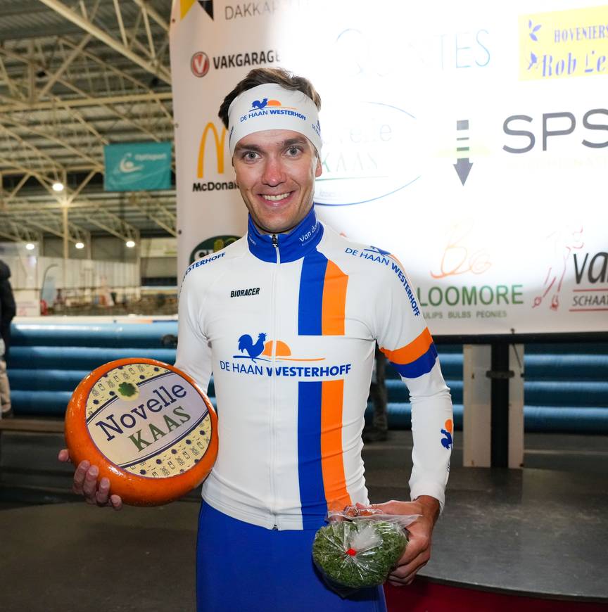 Mats Stoltenborg met zijn prijzencollectie na de Boerenkool en Worst marathon