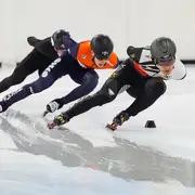 Hwang Dae-heon traint in Thialf met Jens van 't Wout