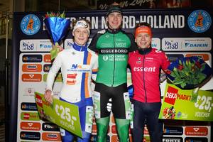 Het podium bij de mannen tijdens De Vier van Noord-Holland 2024 in Alkmaar