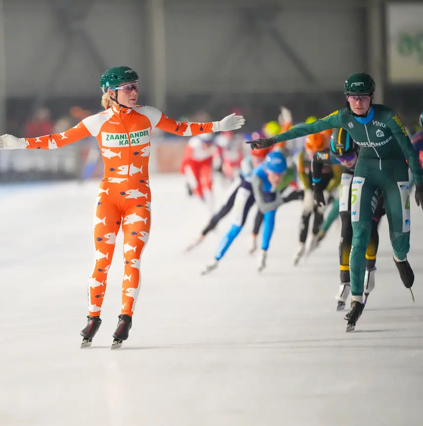 Marijke Groenewoud wint in het vissenpak in Hoorn