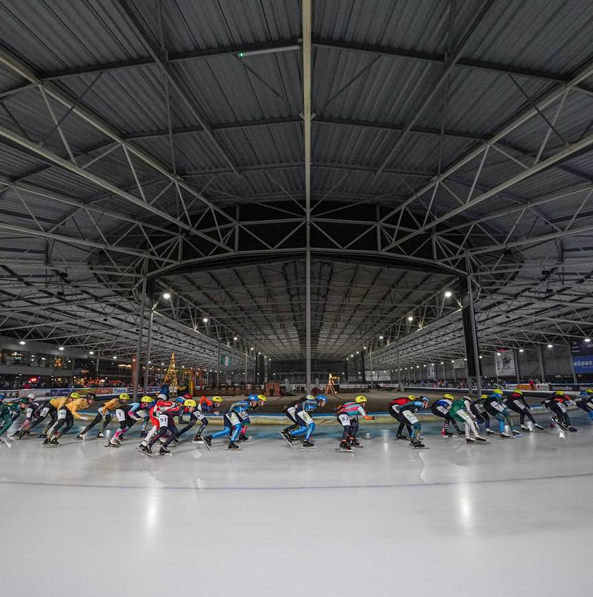 Het Vrouwenpeloton in Hoorn tijdens De Vier van Noord-Holland