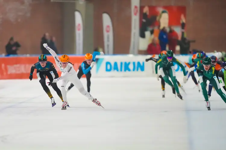 Breeduit over de baan in de massasprint