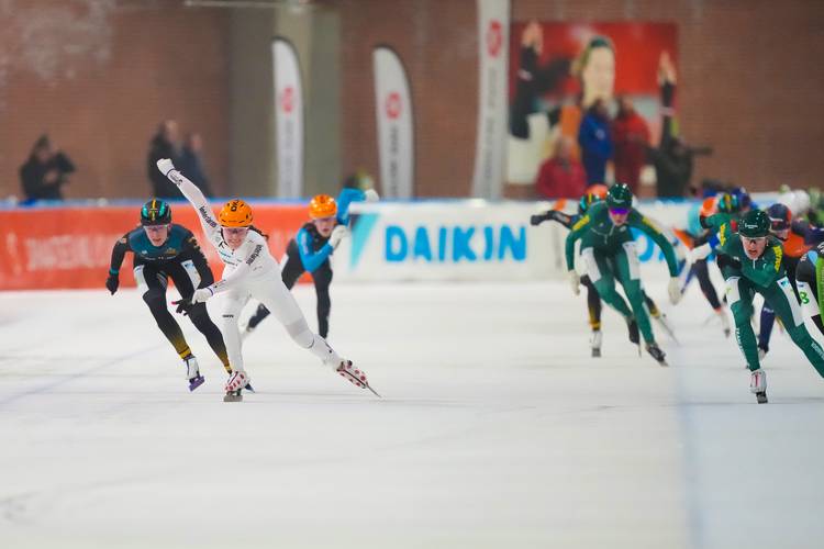 Breeduit over de baan in de massasprint