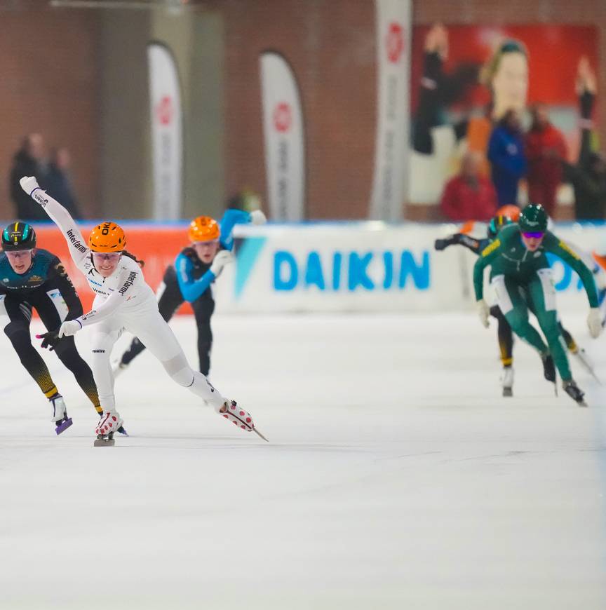 Breeduit over de baan in de massasprint