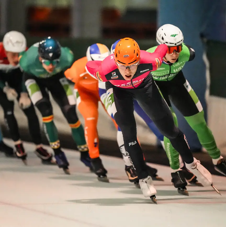 Jordy Harink leidt het peloton