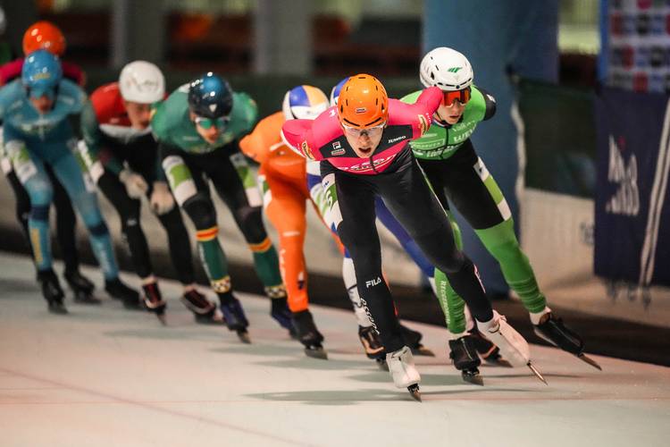 Jordy Harink leidt het peloton