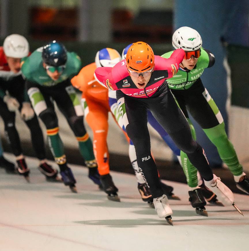 Jordy Harink leidt het peloton