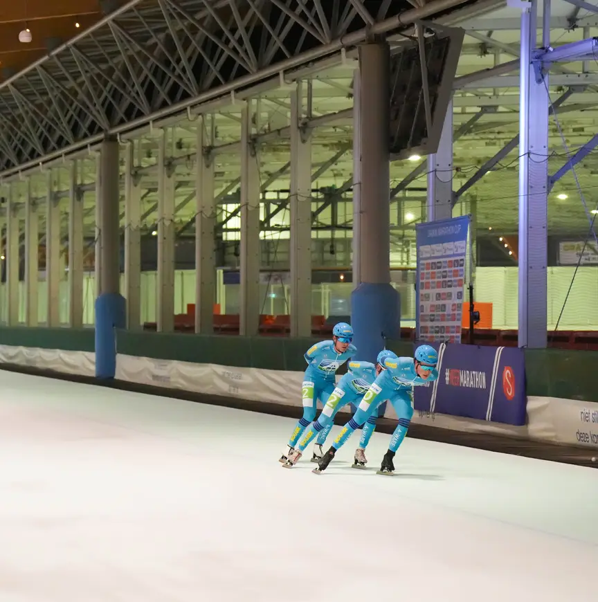 Daan Gelling met Royal A-ware ploeggenoten. Het peloton is in de verte te zien.