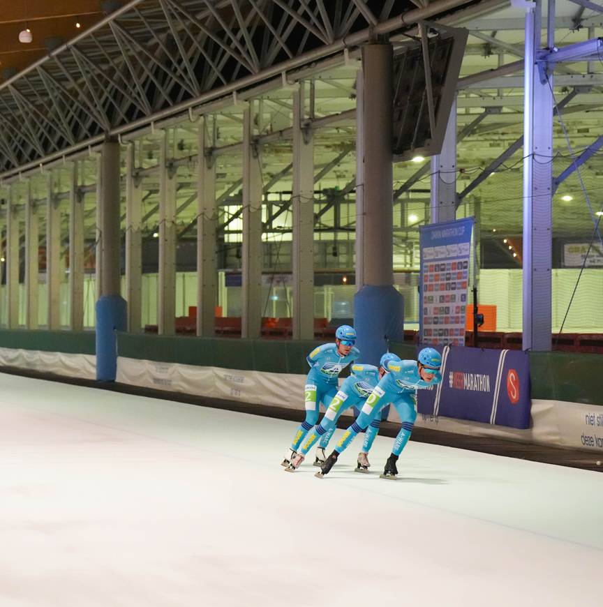 Daan Gelling met Royal A-ware ploeggenoten. Het peloton is in de verte te zien.