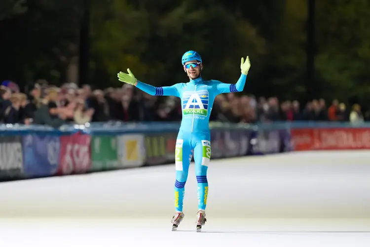 Den Hertog juicht voor zijn overwinning in de Jaap Eden Trofee