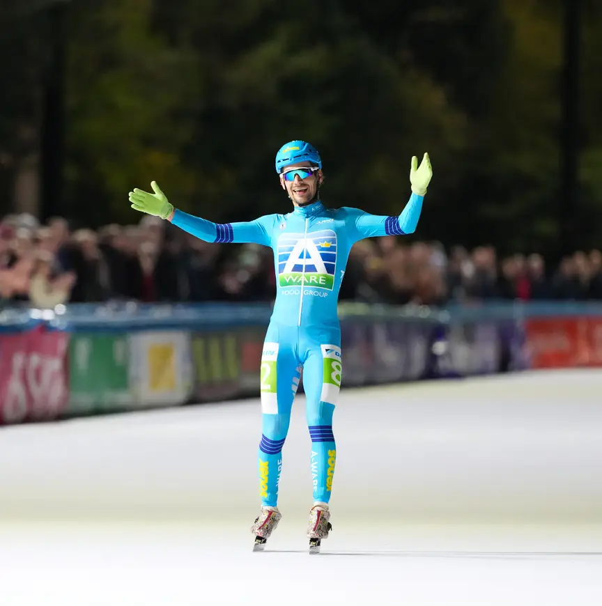 Den Hertog juicht voor zijn overwinning in de Jaap Eden Trofee