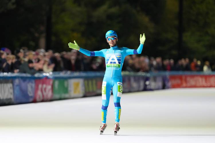 Den Hertog juicht voor zijn overwinning in de Jaap Eden Trofee