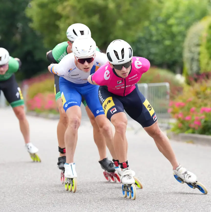Harm Visser op kop van het marathon inline peloton